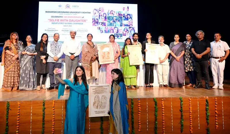 Haryana : सेल्फी विद डॉटर’ के 10 साल पूरे, भावनाओं और गर्व से भरे Haryana : सेल्फी विद डॉटर’ के 10 साल पूरे, भावनाओं और गर्व से भरे