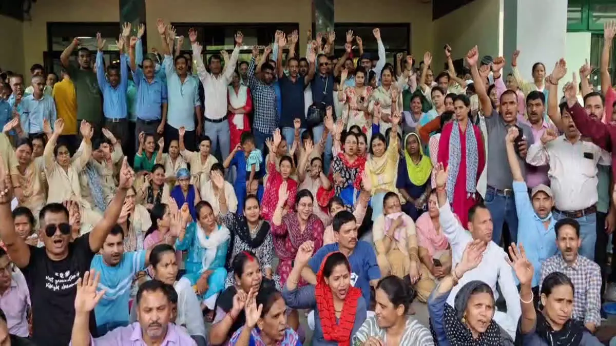 Haldwani: वेतन नहीं दिए जाने से नाराज 700 उपनल कर्मचारियों ने किया कार्य बहिष्का Haldwani: वेतन नहीं दिए जाने से नाराज 700 उपनल कर्मचारियों ने किया कार्य बहिष्का