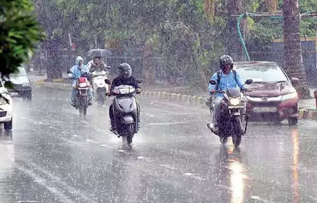 Telangana: 3 दिनों तक भारी बारिश कई जिलों के लिए येलो अलर्ट जारी Telangana: 3 दिनों तक भारी बारिश कई जिलों के लिए येलो अलर्ट जारी