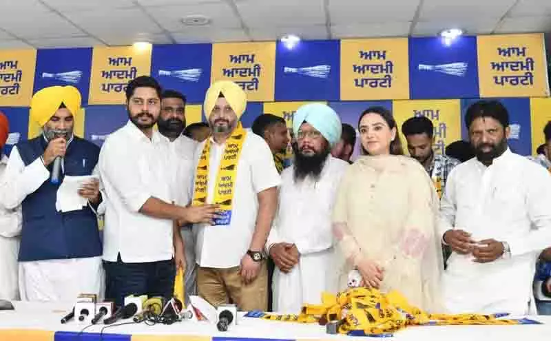 Ludhiana: आप को मिली बड़ी सफलता, कई लोग पार्टी में शामिल Ludhiana: आप को मिली बड़ी सफलता, कई लोग पार्टी में शामिल