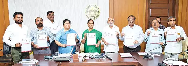 धर्मस्व विभाग में पुजारी और कर्मचारी कल्याण कोष की स्थापना: मंत्री कोंडा सुरेखा धर्मस्व विभाग में पुजारी और कर्मचारी कल्याण कोष की स्थापना: मंत्री कोंडा सुरेखा