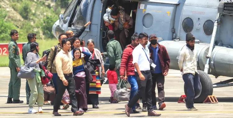स्थानीय लोगों और सेना के जवानों को हवाई मार्ग से चाटन से पाकयोंग पहुंचाया गया स्थानीय लोगों और सेना के जवानों को हवाई मार्ग से चाटन से पाकयोंग पहुंचाया गया