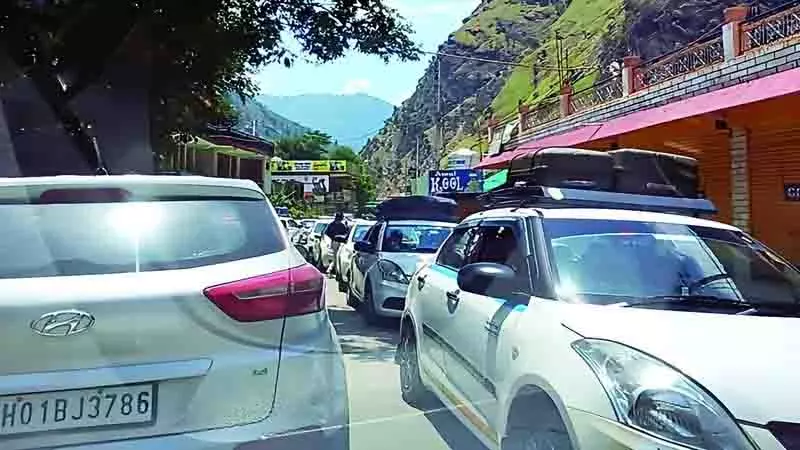 Kullu की संकरी सड़कें पर्यटकों के दबाव से ढह रही Kullu की संकरी सड़कें पर्यटकों के दबाव से ढह रही