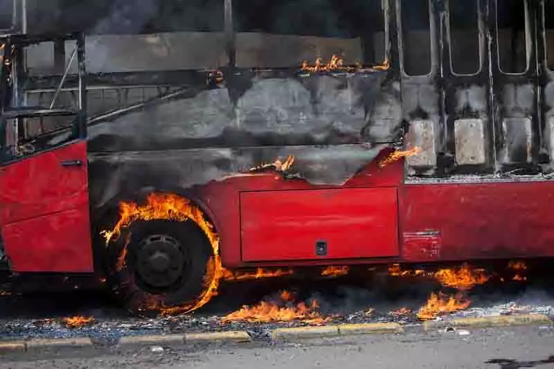 नंगल डैम के पास HRTC की बस में आग लगी, कोई हताहत नहीं नंगल डैम के पास HRTC की बस में आग लगी, कोई हताहत नहीं