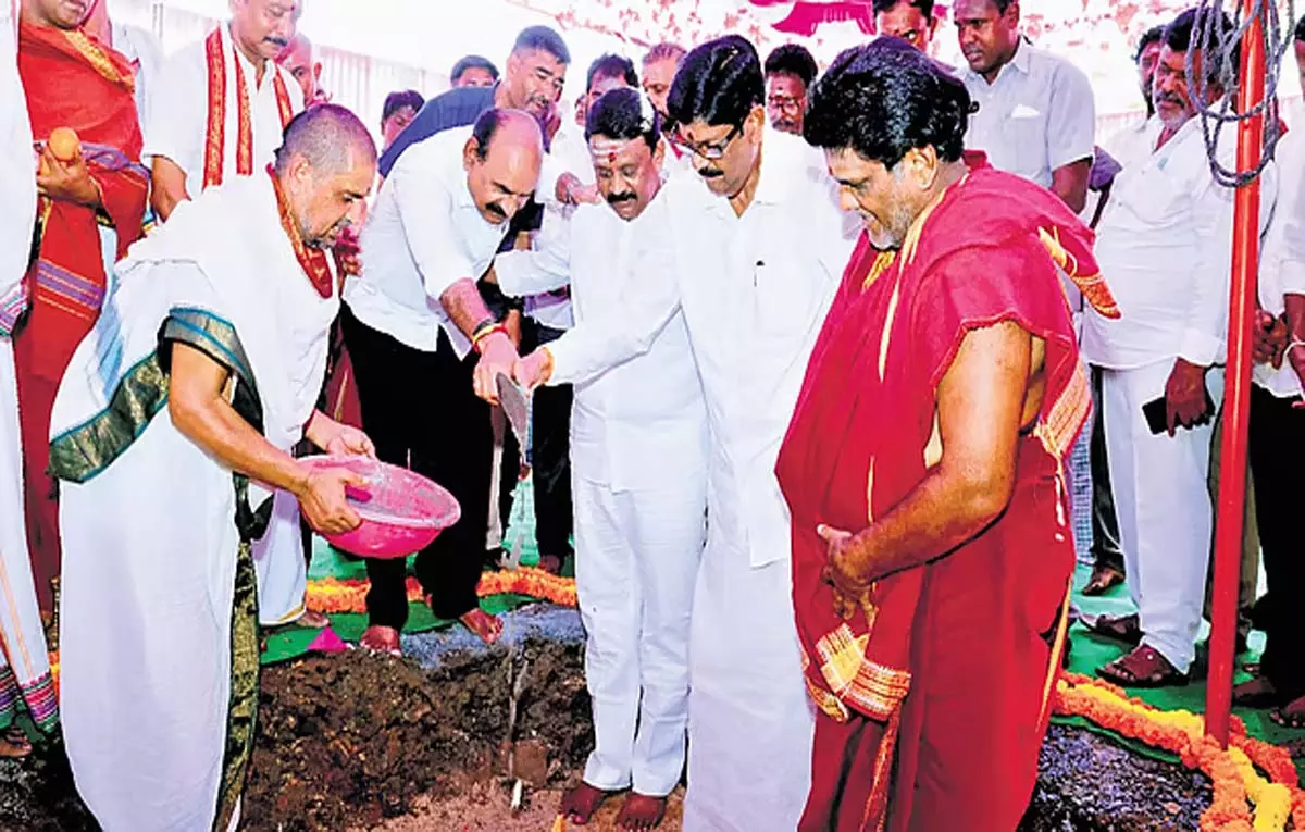 Andhra के मंत्रियों ने महानंदी मंदिर में विकास कार्यों की आधारशिला रखी Andhra के मंत्रियों ने महानंदी मंदिर में विकास कार्यों की आधारशिला रखी