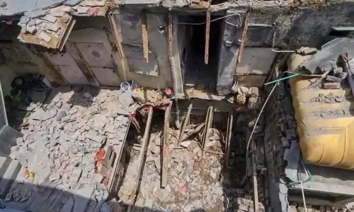 मकान का एक हिस्सा गिरने से नाबालिग लड़के की मौत, एक व्यक्ति घायल