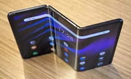 Samsung: बड़ा धमाका, Tri-fold ने बाजार में मचाई हलचल, खरीदने से पहले यहां जानें फीचर्स और कीमत