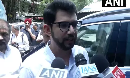 मुंब्रा ट्रेन हादसे को लेकर मचे बवाल के बीच Aditya Thackeray ने रेल मंत्री पर जमकर निशाना साधा मुंब्रा ट्रेन हादसे को लेकर मचे बवाल के बीच Aditya Thackeray ने रेल मंत्री पर जमकर निशाना साधा