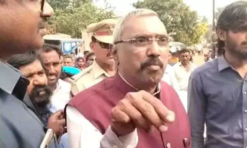 वरिष्ठ पत्रकार कोमिनेनी हिरासत में