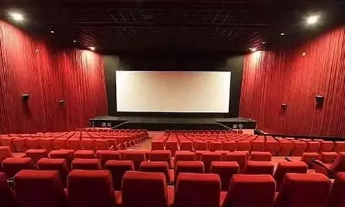 सिनेमाघरों में अतिरिक्त शुल्क: SC ने सरकार को आदेश दिया