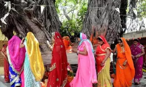 Vat Savitri Vrat Katha: पति पर आने वाली हर बुराई का निवारण है वट सावित्री व्रत कथा Vat Savitri Vrat Katha: पति पर आने वाली हर बुराई का निवारण है वट सावित्री व्रत कथा