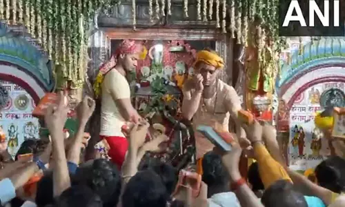 Ayodhya: ज्येष्ठ माह के अंतिम मंगलवार को हनुमान गढ़ी मंदिर में भक्तों की भीड़ उमड़ी