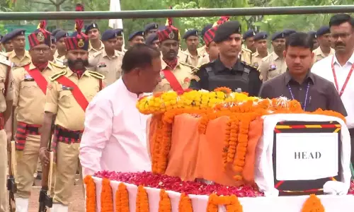 CM साय ने माना पुलिस बटालियन में शहीद ASP को श्रद्धांजलि दी CM साय ने माना पुलिस बटालियन में शहीद ASP को श्रद्धांजलि दी