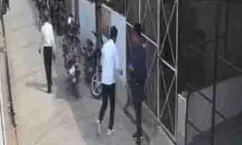 वकील बेसुध होकर गिरा, स्पॉट में ही मौत Video वकील बेसुध होकर गिरा, स्पॉट में ही मौत Video