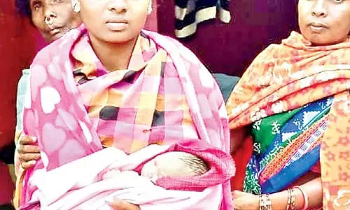 Odisha : गांव का रास्ता कीचड़ भरा होने के कारण एंबुलेंस आधे किलोमीटर दूर ही रुक गई Odisha : गांव का रास्ता कीचड़ भरा होने के कारण एंबुलेंस आधे किलोमीटर दूर ही रुक गई