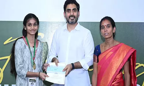 गरीबी शिक्षा में बाधा नहीं बननी चाहिए: Andhra मानव संसाधन विकास मंत्री लोकेश गरीबी शिक्षा में बाधा नहीं बननी चाहिए: Andhra मानव संसाधन विकास मंत्री लोकेश
