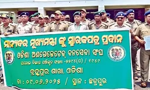 Odisha : मांगें पूरी न होने पर बड़े पैमाने पर विरोध प्रदर्शन