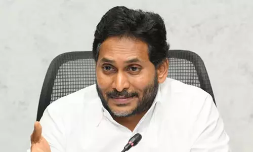 Andhra के पूर्व मुख्यमंत्री ने पत्रकार कोम्मिनेनी की गिरफ्तारी की निंदा की
