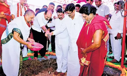 Andhra के मंत्रियों ने महानंदी मंदिर में विकास कार्यों की आधारशिला रखी