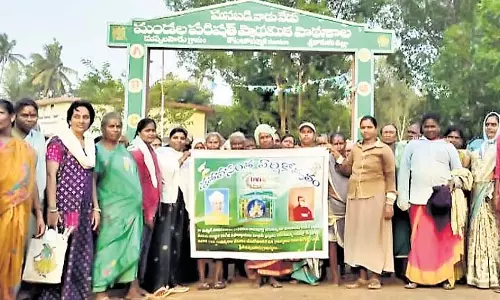 Andhra के श्रीकाकुलम के ग्रामीणों ने प्रतिबद्ध शिक्षकों के लिए विरोध प्रदर्शन किया
