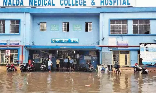 Malda मेडिकल कॉलेज एवं अस्पताल के संविदा कर्मचारियों ने वेतन के मुद्दे पर काम नहीं किया