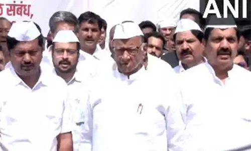 NCP-SCP प्रमुख शरद पवार ने 26वें स्थापना दिवस पर पार्टी का झंडा फहराया