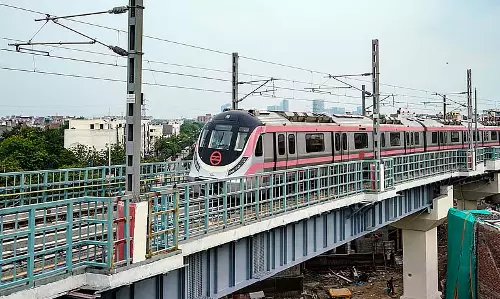 दिल्ली मेट्रो की पिंक लाइन पर धुएं से परिचालन बाधित