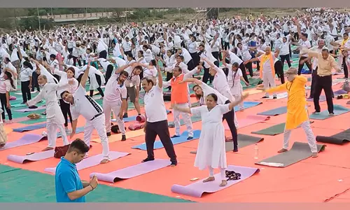 International Yoga Day से पहले वडोदरा में योग शिविर का आयोजन International Yoga Day से पहले वडोदरा में योग शिविर का आयोजन