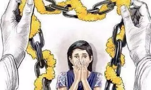 Chitradurga : सामाजिक कार्यकर्ताओं ने बाल विवाह पीड़िता के लिए छात्रवृत्ति की मांग की