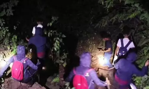 Chikmagaluru : ट्रैकिंग के दौरान घने जंगल में लापता हुए मेडिकल छात्रों को बचाया गया Chikmagaluru : ट्रैकिंग के दौरान घने जंगल में लापता हुए मेडिकल छात्रों को बचाया गया