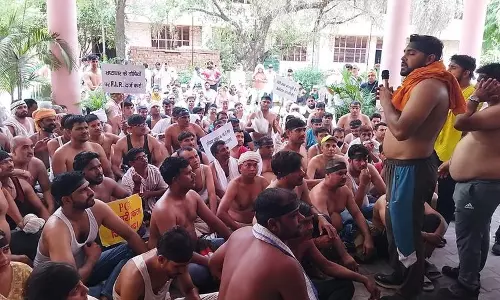 रोहतक PGIMS  में आउटसोर्स कर्मचारियों की हड़ताल 8वें दिन भी जारी