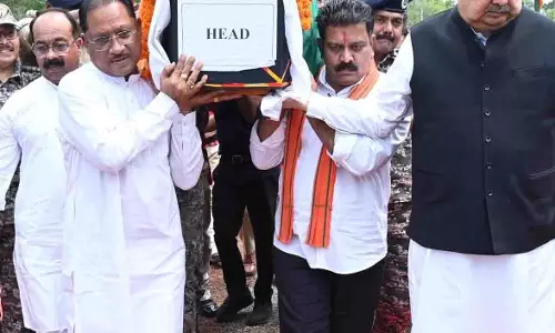 CM साय ने शहीद एएसपी आकाश राव गिरपुंजे के पार्थिव शरीर को दिया कंधा