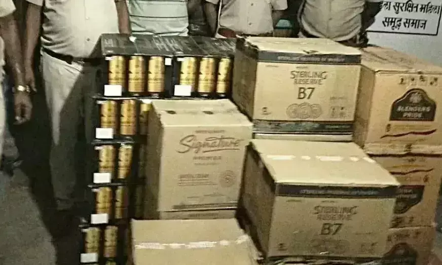 Katihar: पुलिस ने 600 लीटर से अधिक विदेशी शराब की तस्करी पकड़ी Katihar: पुलिस ने 600 लीटर से अधिक विदेशी शराब की तस्करी पकड़ी