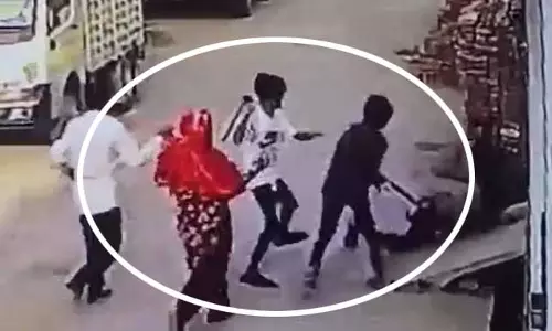 हत्या का LIVE वीडियो, दो पक्ष आपस में भिड़े हत्या का LIVE वीडियो, दो पक्ष आपस में भिड़े