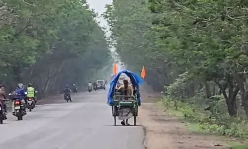Balrampur: हाथ ठेले पर पिता को लेकर रामलला के दर्शन को निकले नारायण राव
