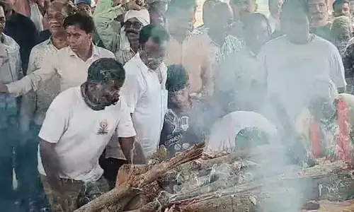 7 साल के बेटे ने शहीद एएसपी आकाश राव गिरपुंजे को दी मुखाग्नि