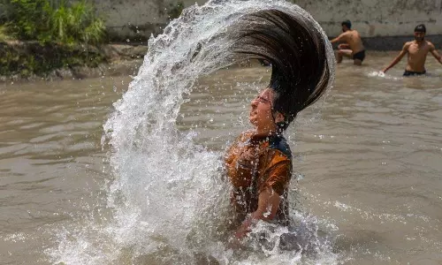 मौसम विभाग ने जारी की लू की चेतावनी, Jammu में 44.3 डिग्री सेल्सियस तापमान मौसम विभाग ने जारी की लू की चेतावनी, Jammu में 44.3 डिग्री सेल्सियस तापमान