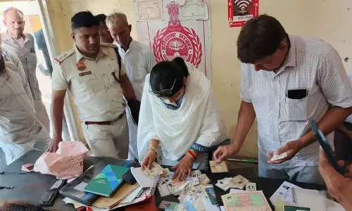 CM फ्लाइंग स्क्वायड ने 2 सर्विस सेंटरों पर छापे मारे, जाली कागजात जब्त किए CM फ्लाइंग स्क्वायड ने 2 सर्विस सेंटरों पर छापे मारे, जाली कागजात जब्त किए