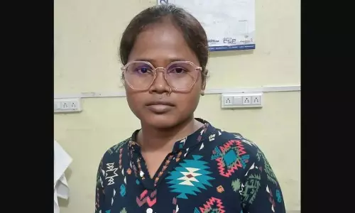 ओडिशा के बरगढ़ में जूनियर इंजीनियर सुस्मिता ओराम को रिश्वत लेते पकड़ा गया ओडिशा के बरगढ़ में जूनियर इंजीनियर सुस्मिता ओराम को रिश्वत लेते पकड़ा गया