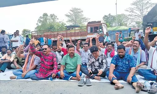 Sambalpur के किसानों ने धान खरीद में अनियमितता का आरोप लगाया, सड़क जाम किया