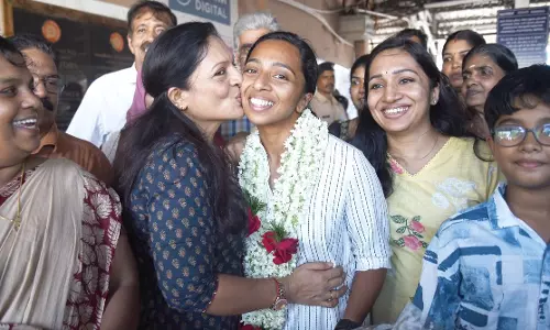 Kerala : 188 दिन की वैश्विक यात्रा के बाद कोझिकोड ने नौसेना अधिकारी के दिलना का स्वागत किया