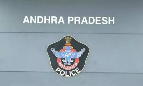 AP: महिलाओं के खिलाफ अपमानजनक टिप्पणी करने के लिए पत्रकार को हिरासत में लिया AP: महिलाओं के खिलाफ अपमानजनक टिप्पणी करने के लिए पत्रकार को हिरासत में लिया