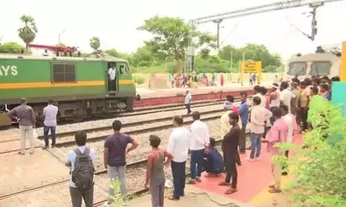 इंजन में खराबी के कारण जन्मभूमि एक्सप्रेस Nalgonda में रुकी