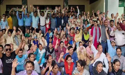 Haldwani: वेतन नहीं दिए जाने से नाराज 700 उपनल कर्मचारियों ने किया कार्य बहिष्का Haldwani: वेतन नहीं दिए जाने से नाराज 700 उपनल कर्मचारियों ने किया कार्य बहिष्का