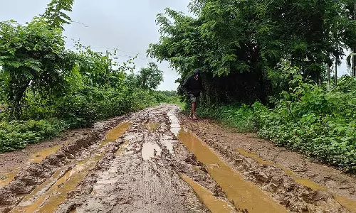 Haveri : मानसून पूर्व बारिश से खेतों की सड़कें क्षतिग्रस्त Haveri : मानसून पूर्व बारिश से खेतों की सड़कें क्षतिग्रस्त