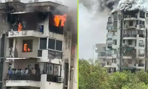 LIVE VIDEO: अपार्टमेंट में लगी आग, सातवीं मंजिल से कूदने से दो बच्चों समेत तीन की मौत LIVE VIDEO: अपार्टमेंट में लगी आग, सातवीं मंजिल से कूदने से दो बच्चों समेत तीन की मौत