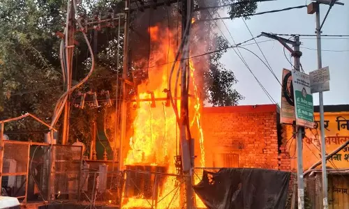 Bareilly: ट्रांसफार्मर से लेकर बिजली केबल में सुलगने लगी आग Bareilly: ट्रांसफार्मर से लेकर बिजली केबल में सुलगने लगी आग