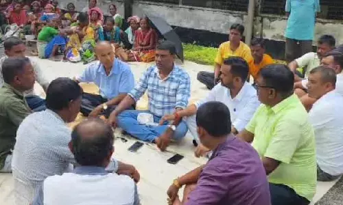 TMC यूनियन ने सभी चार यूल बागानों में विरोध प्रदर्शन किया TMC यूनियन ने सभी चार यूल बागानों में विरोध प्रदर्शन किया