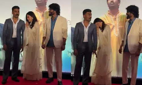 धनुष और नागार्जुन ने रश्मिका के साथ हंसी-मजाक करते इवेंट का माहौल बना दिया धनुष और नागार्जुन ने रश्मिका के साथ हंसी-मजाक करते इवेंट का माहौल बना दिया