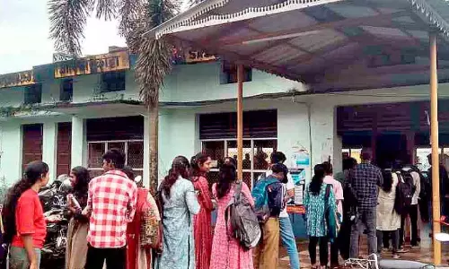 Kerala : एकल टिकट काउंटर, यात्री फंसे Kerala : एकल टिकट काउंटर, यात्री फंसे